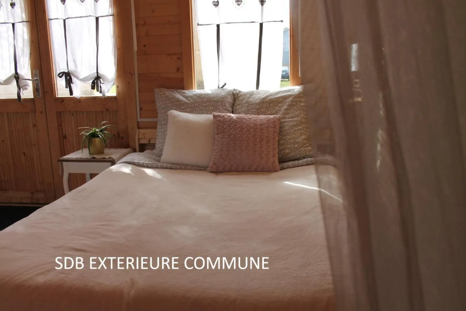Chambre Studio Photo Chalet Sdb Partagee A Proximite Chavagne Kemp